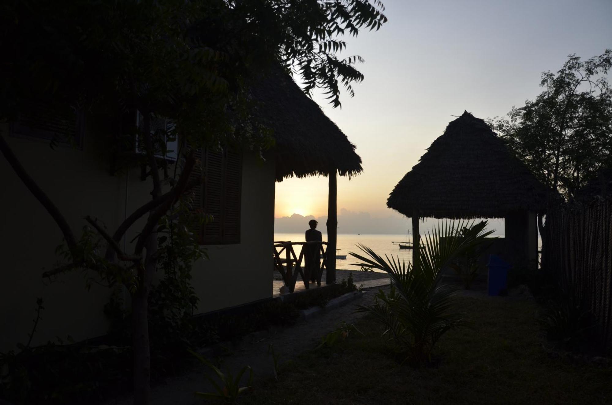 Lui Ushongo Beach House Pangani Bagian luar foto