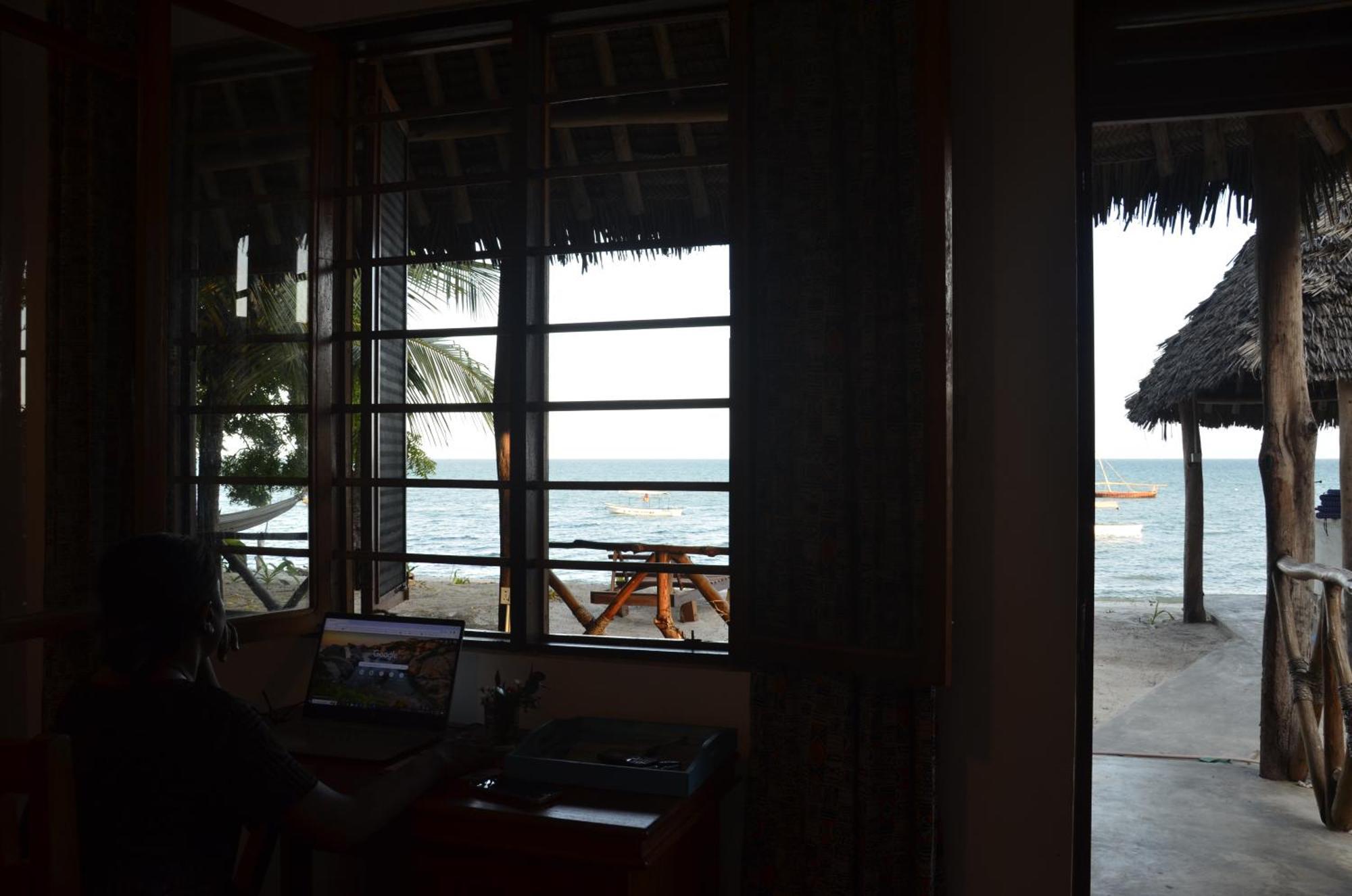 Lui Ushongo Beach House Pangani Bagian luar foto