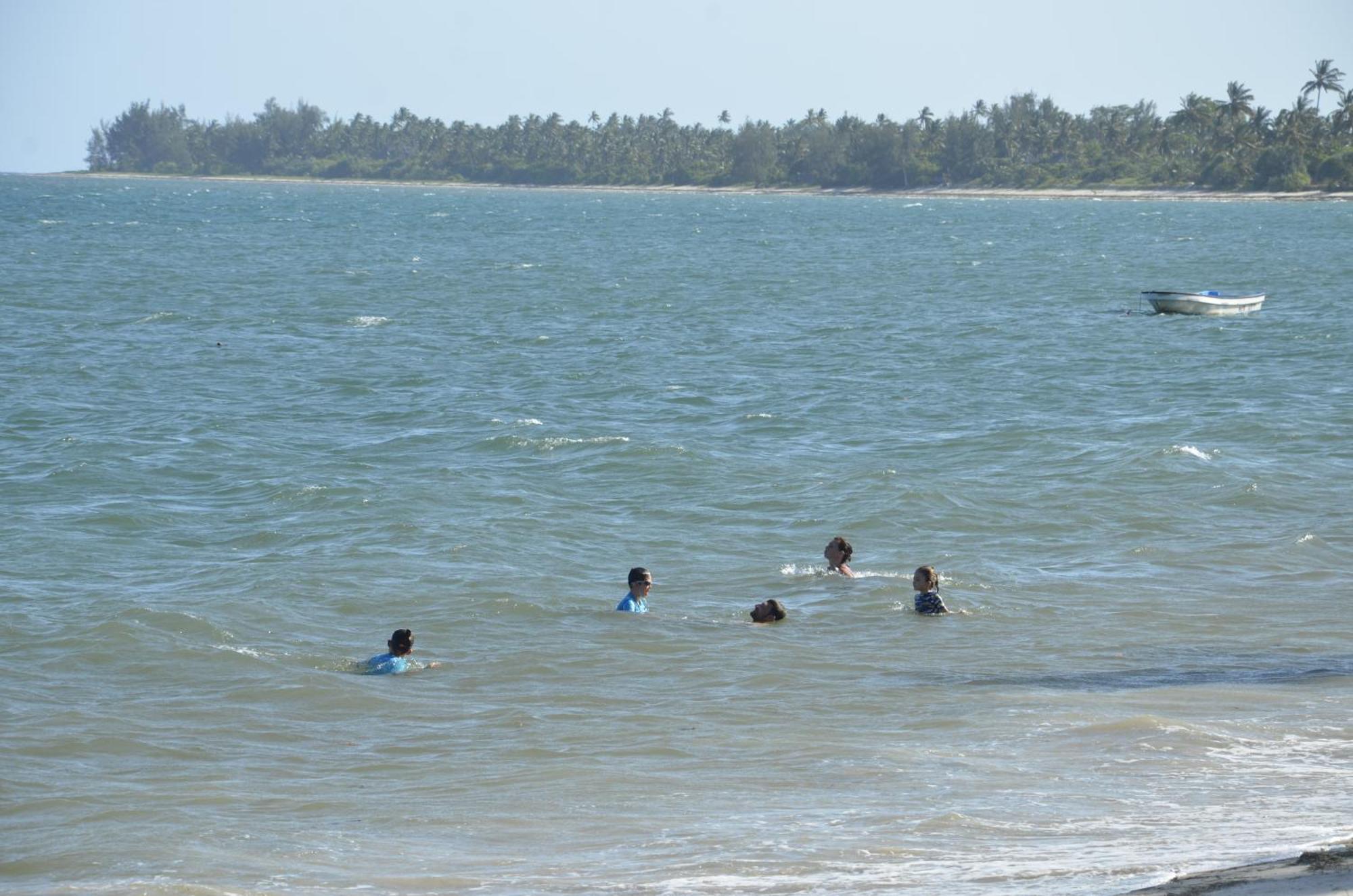 Lui Ushongo Beach House Pangani Bagian luar foto